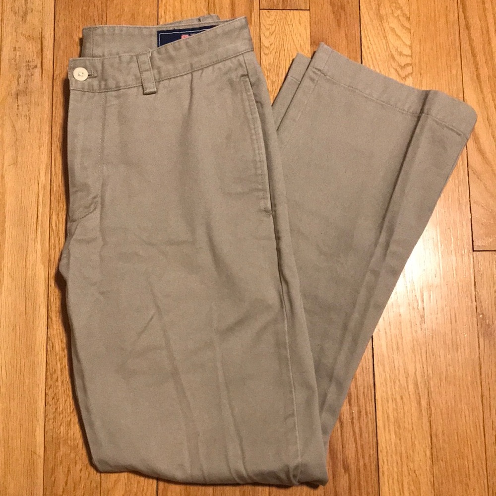 Vineyard Vines Mens flat front khakis. 28x30
